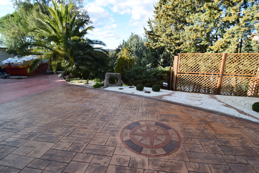 hormigón impreso con detalle rosa de los vientos