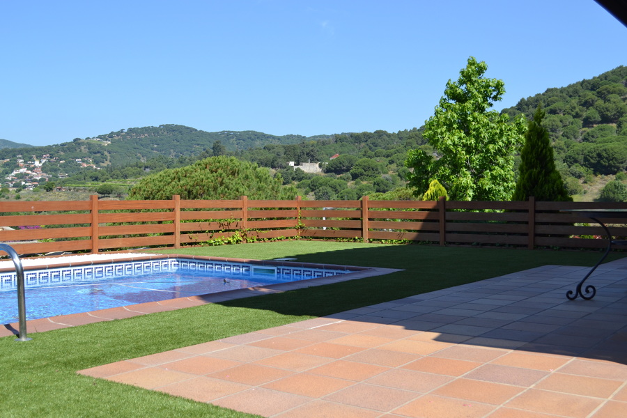 Realización de Valla de madera tropical en Teia