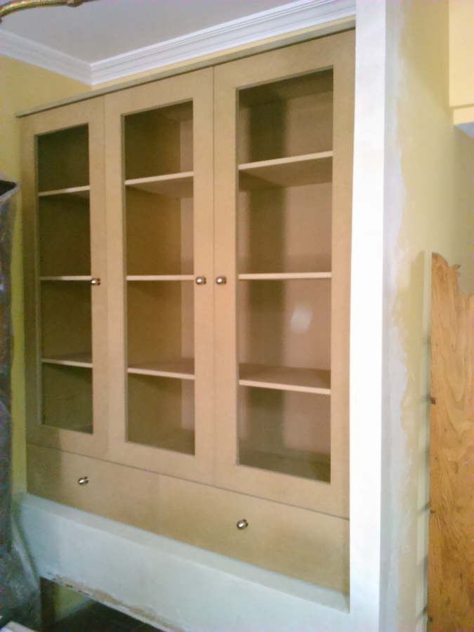 Librería a medida con puertas palillería