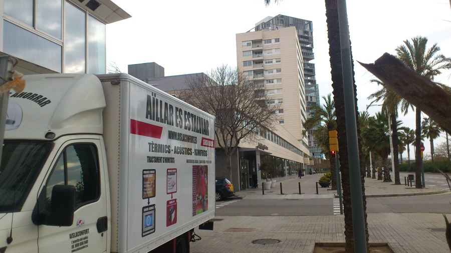 aislamiento térmico de un piso en barcelona mediante insuflación de celulosa en paredes y techos