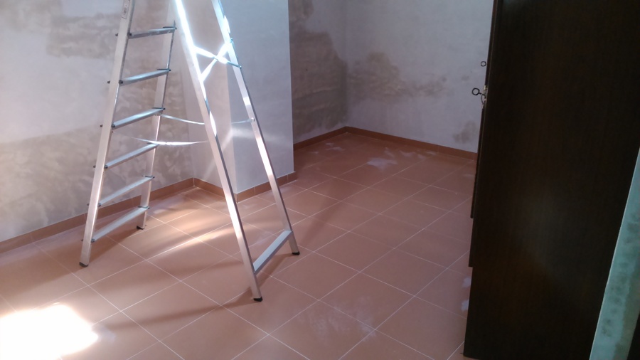 Colocación de plaqueta en suelo de desván.