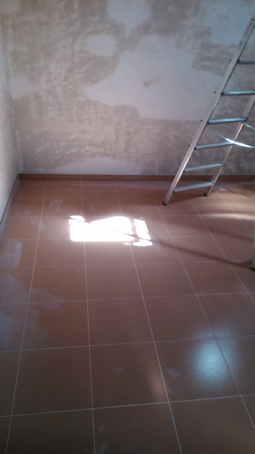 Colocación de plaqueta en suelo de desván.