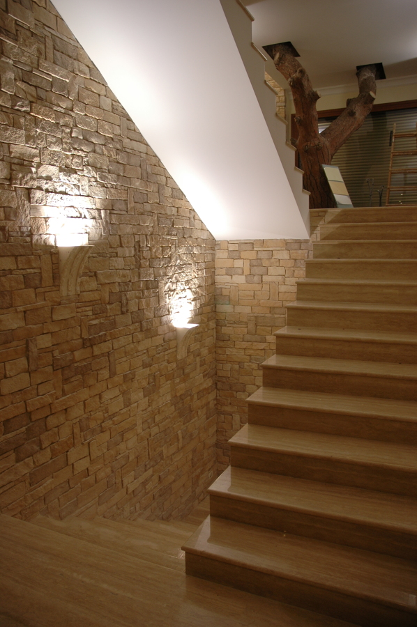 Escalera con revestimiento de piedra artificial