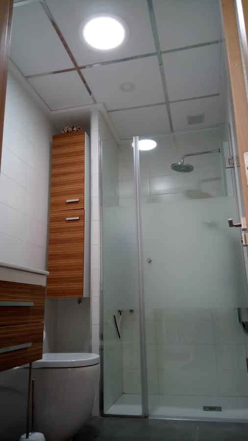 Aseo sin ventana con luz natural