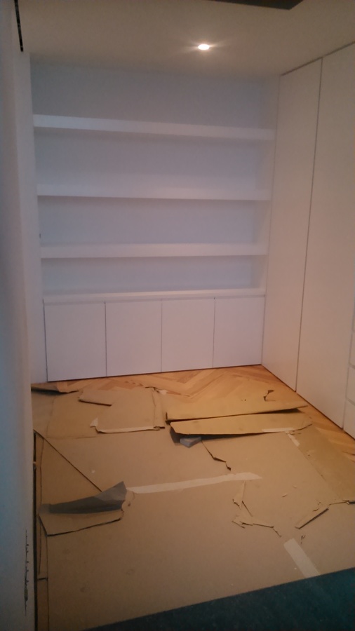 armario , mueble bajo y estanterias