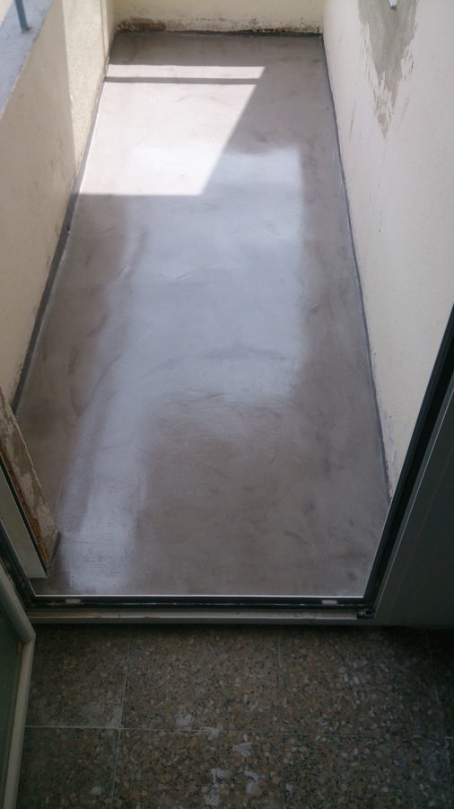 Suelo de microcemento color gris 