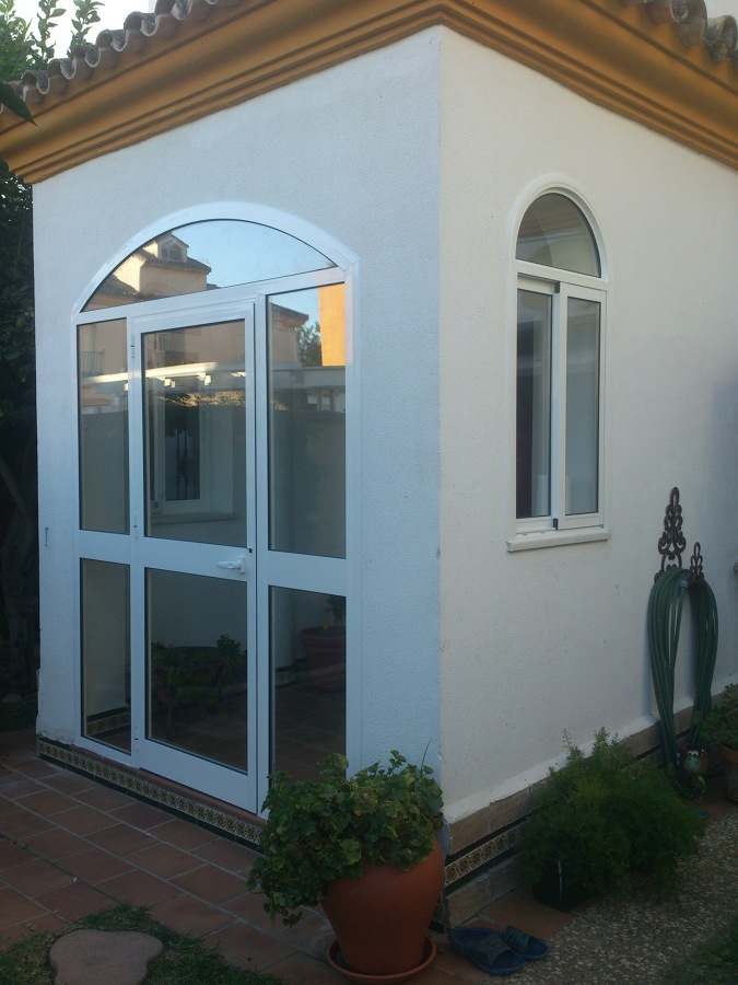 Cerramiento con curvas en porche de entrada