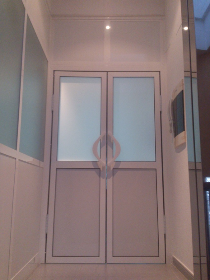 Puerta de vaivén en oficina