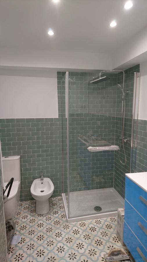 Baño con azulejo artesanal