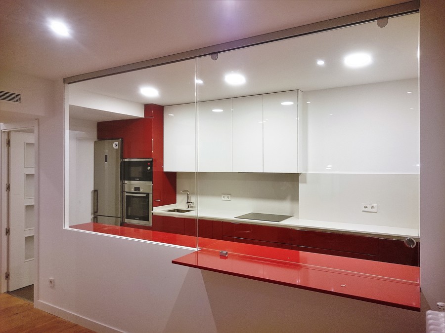 CORTINA DE CRISTAL COCINA AMERICANA Pasa platos