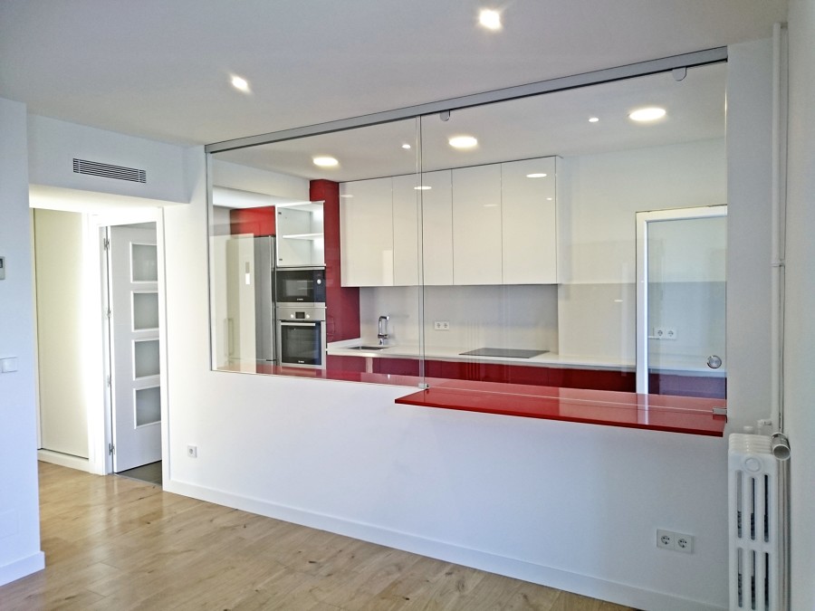 CORTINA DE CRISTAL COCINA AMERICANA Pasa platos