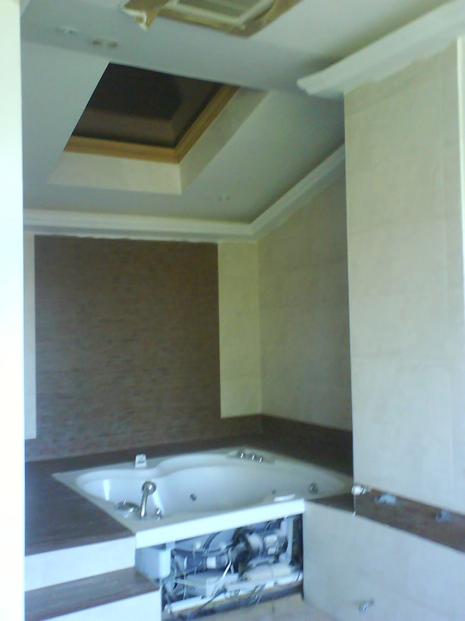solado y alicatado e instalacion de bañera hidromasage jazuzzi en buardilla