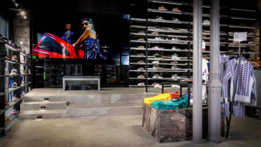 Vision parcial de la tienda, con videowall