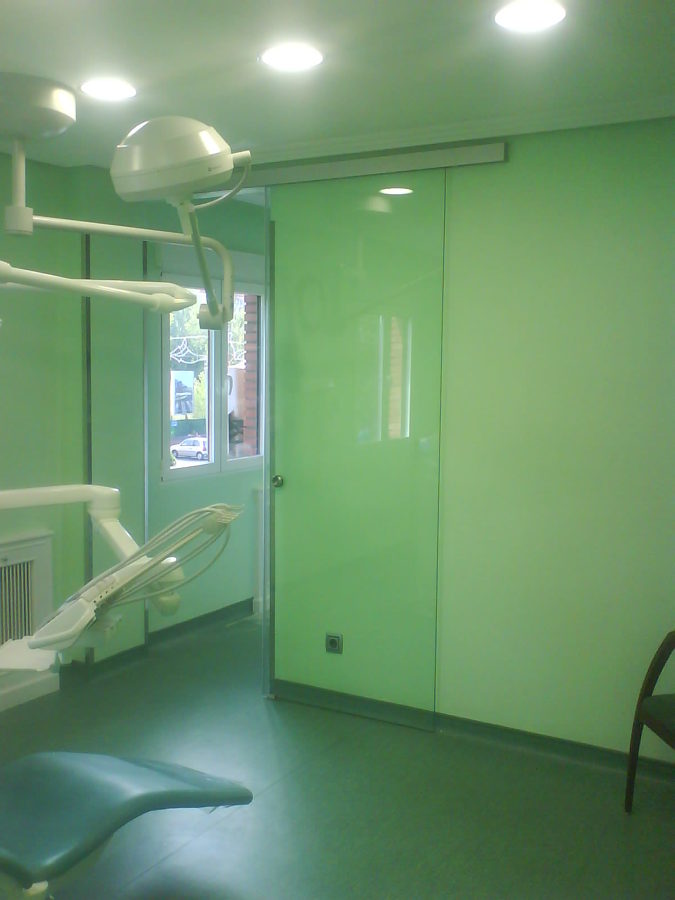 instalacion de veloglass con dibujo en paredes asi como instalacion de puerta correda de cristal 6mm seguridad
