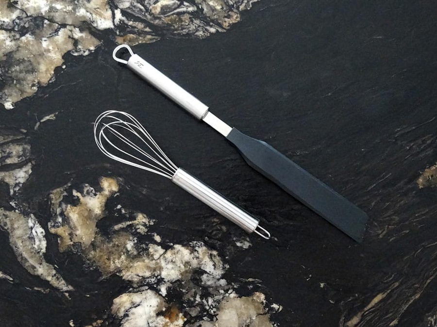 Cocina piedra natural blanca y negra