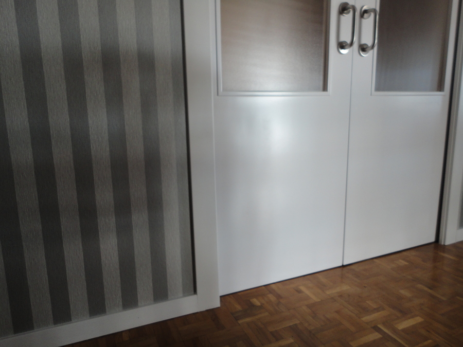 acabado de puerta, rodapie y manivela