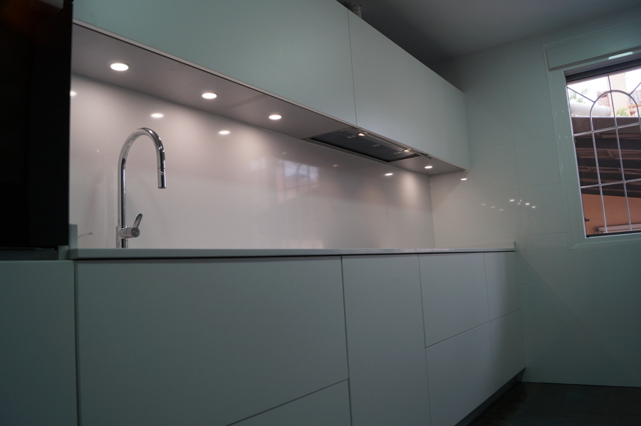 Cocina lineal blanca