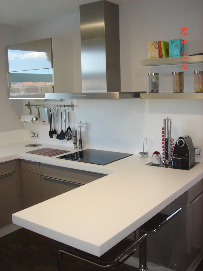 COCINA CON BARRA AL VUELO