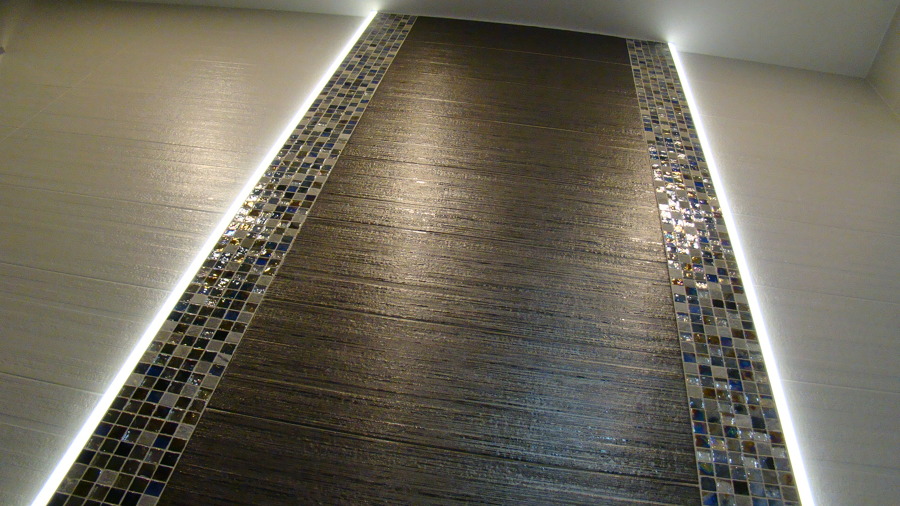 Mosaico franqueado por bandas luminosas