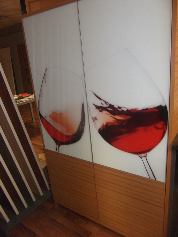 mueble despensero en  exposición  con  vinilo