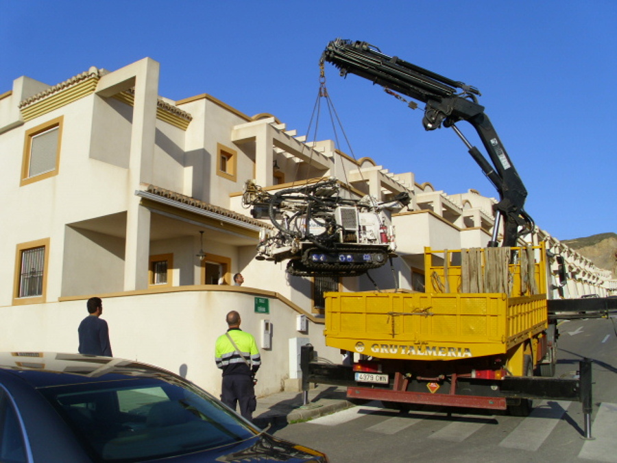 Colocación de maquina de sondeo mediante camión grúa