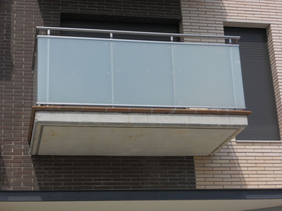 Barandas de balcón de acero inoxidable y cristal de seguridad mate.