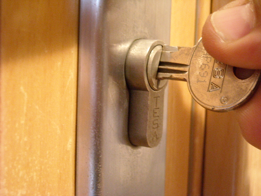 Bombín en puerta de Madera