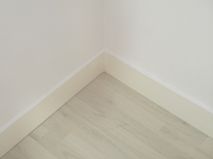 tarima flotante y pintura plastica blanco.