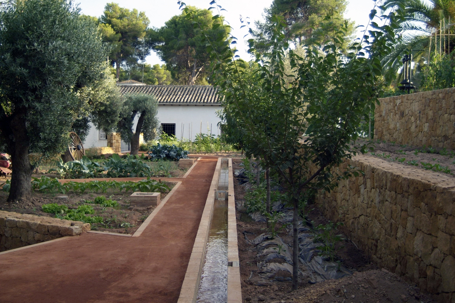DISEÑO Y CONSTRUCCIÓN DE JARDÍN.