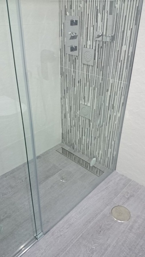 ducha de obra con griferia encastrada