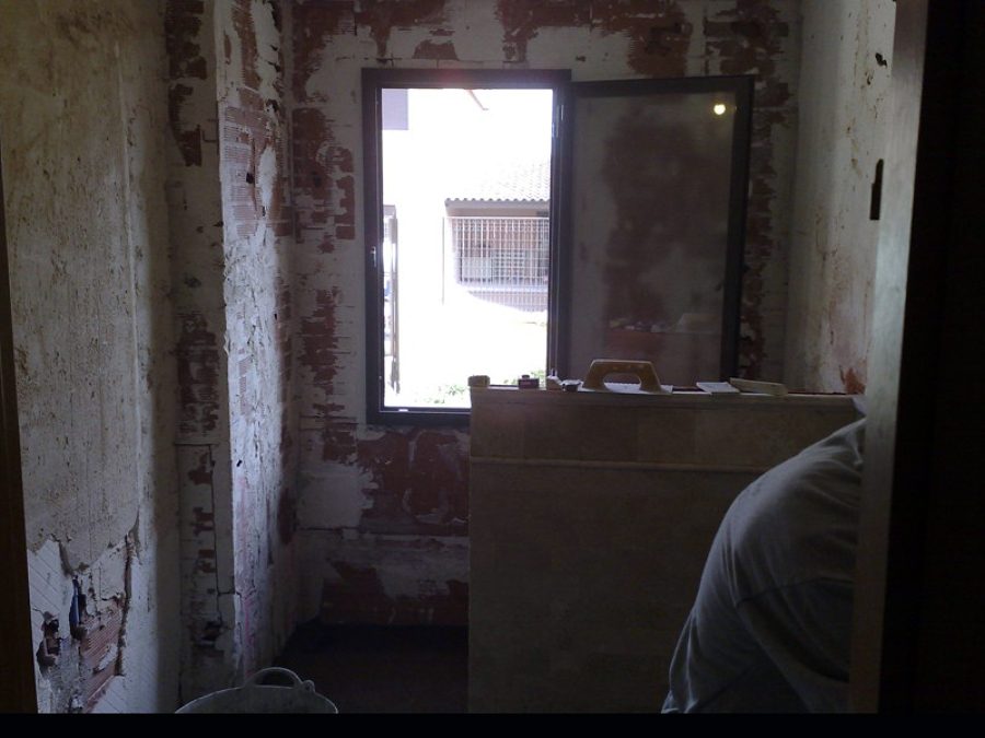 Durante reforma de baño en urb. La Almajada (Alicante)