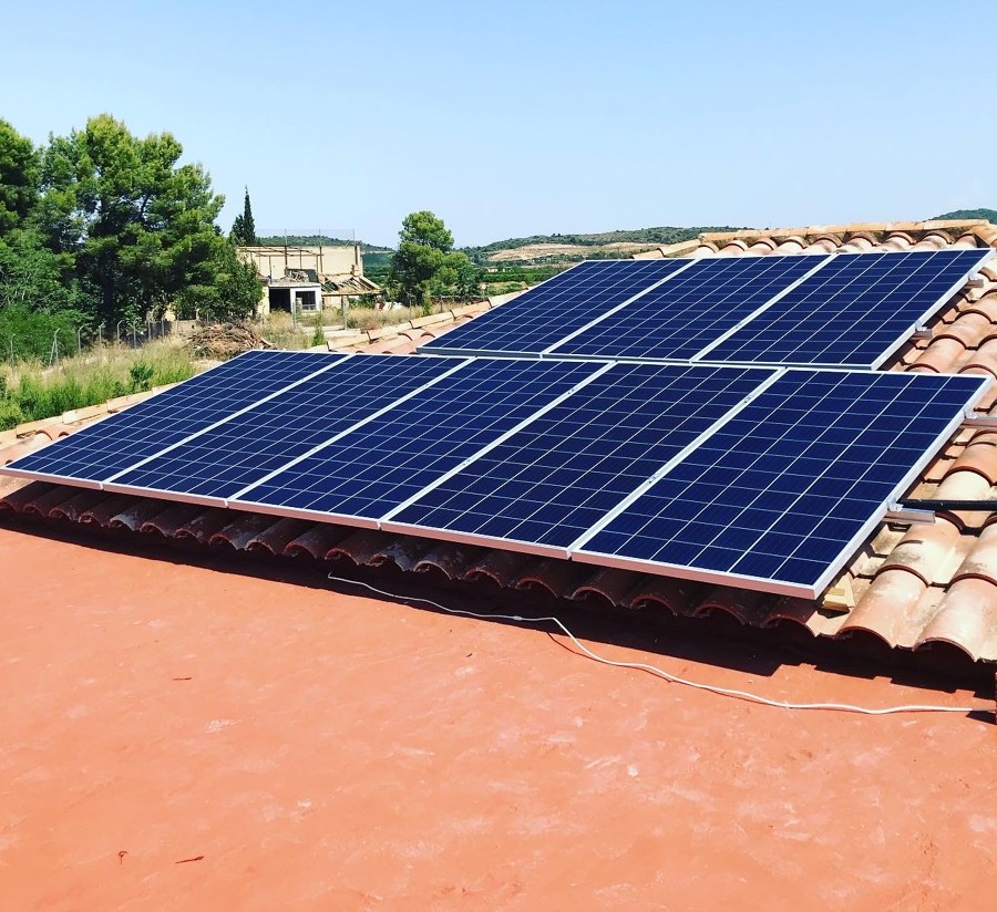 Instalación Solar Fotovoltaica Aislada de 2,72 kWp con Inversor de 5 kW y Rack de Baterías de Litio de 9,6 kWh para vivienda unifamiliar en Cheste (Valencia)