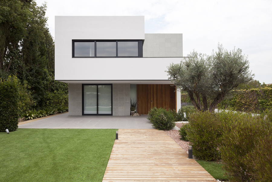 Vivienda unifamiliar aislada. Fachada principal