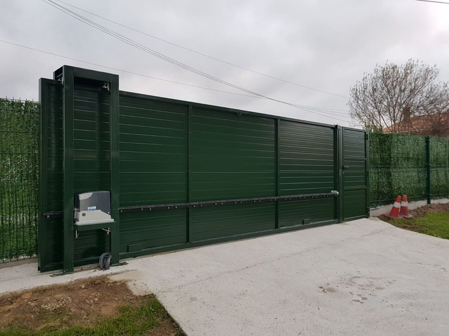 Puerta de aluminio verde