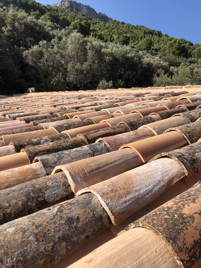 Tejado con tejas recuperadas