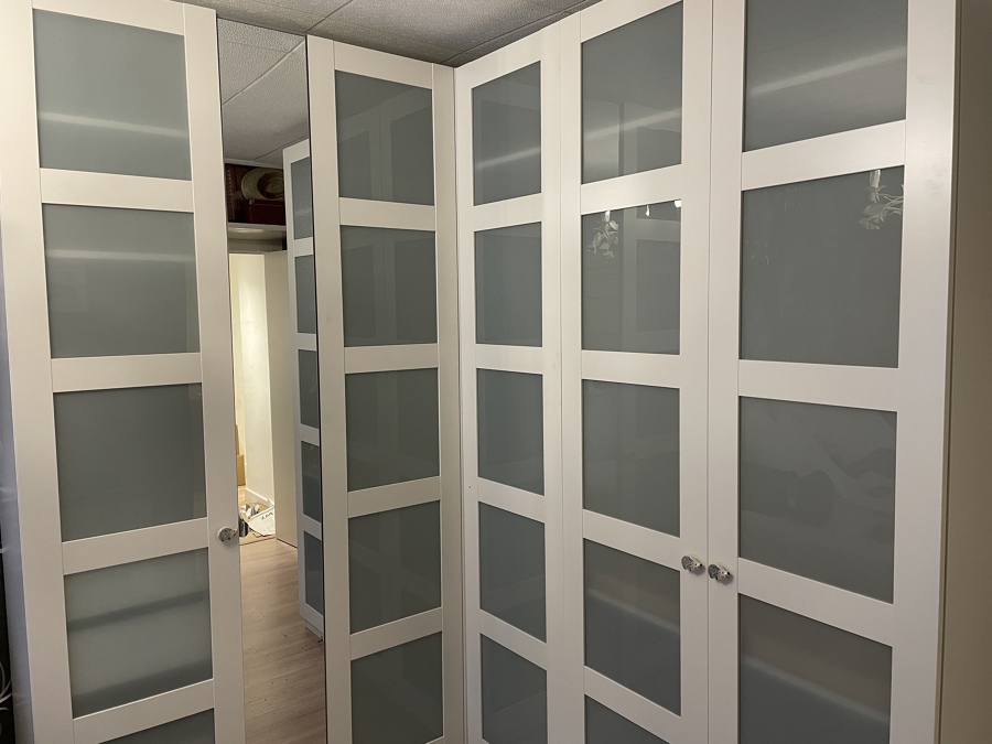 Armario vestidor en esquinero.