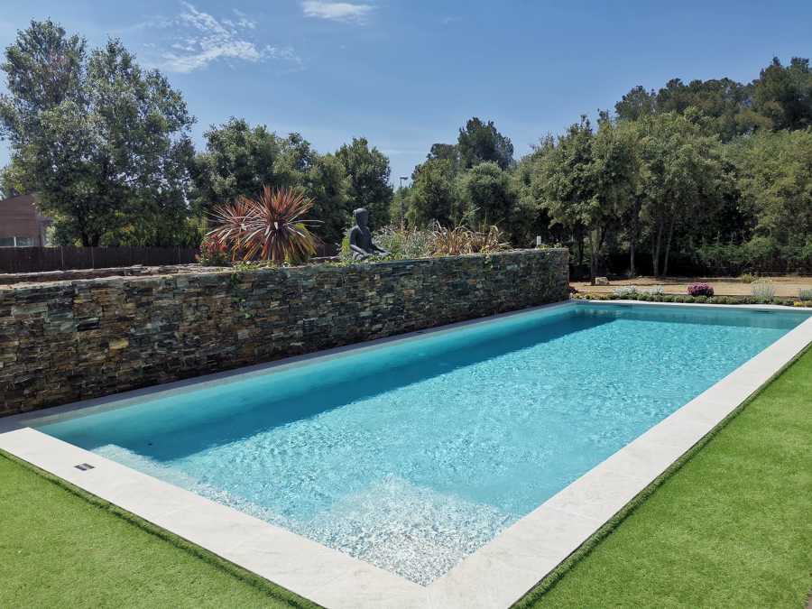 Piscina con acabado en porcelanico