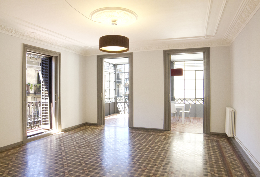 Salón con galería estilo neoclásico restaurado.