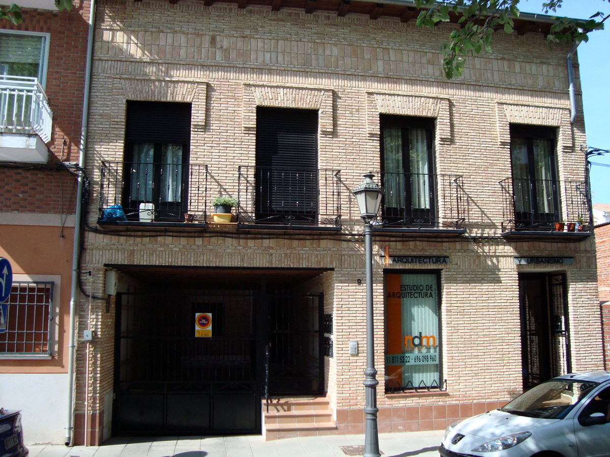 Edificio de 5 viviendas, local garaje y trasteros