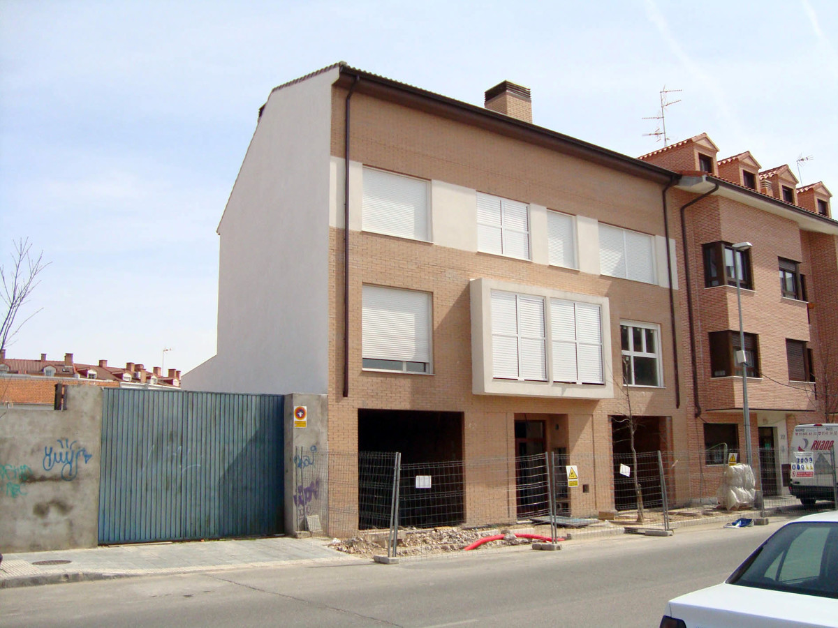 Edificio de 5 viviendas y dos locales comerciales