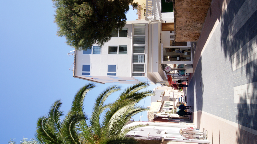 edificio de dos apartamentos, oficina y local