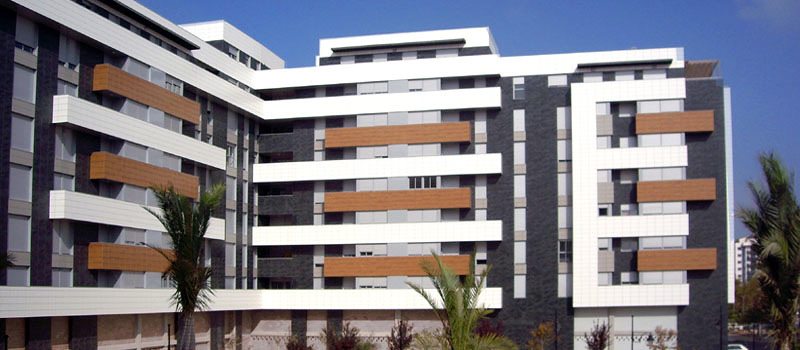 Edificio de viviendas con cerámica