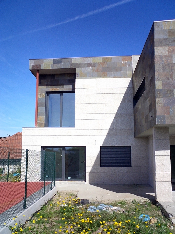 EDIFICIO EN PIZARRA Y CALIZA