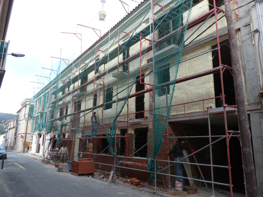 Edificio plurifamiliar en esquina y entre medianeras
