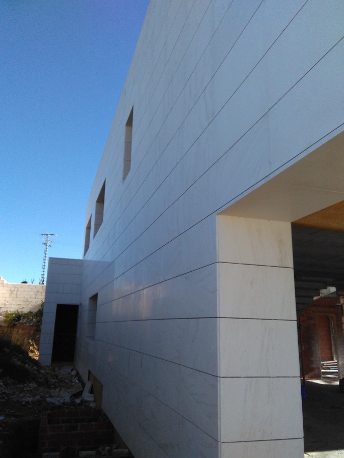 Revestimientos de fachada ventirada con anclajes puntuales