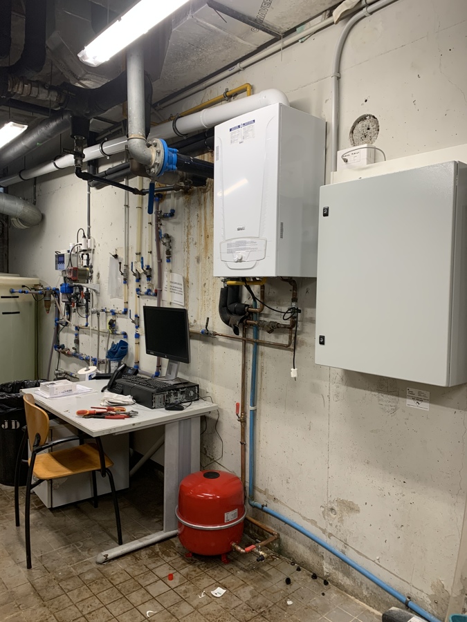 Caldera en cuarto de calderas