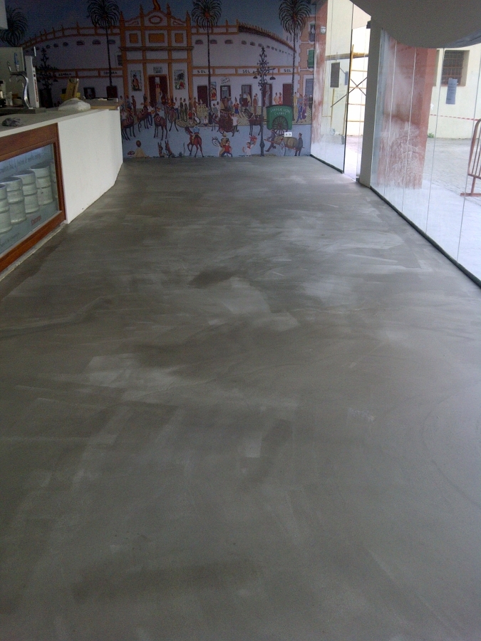 Ejecución de microhormigón autonivelante decorativo