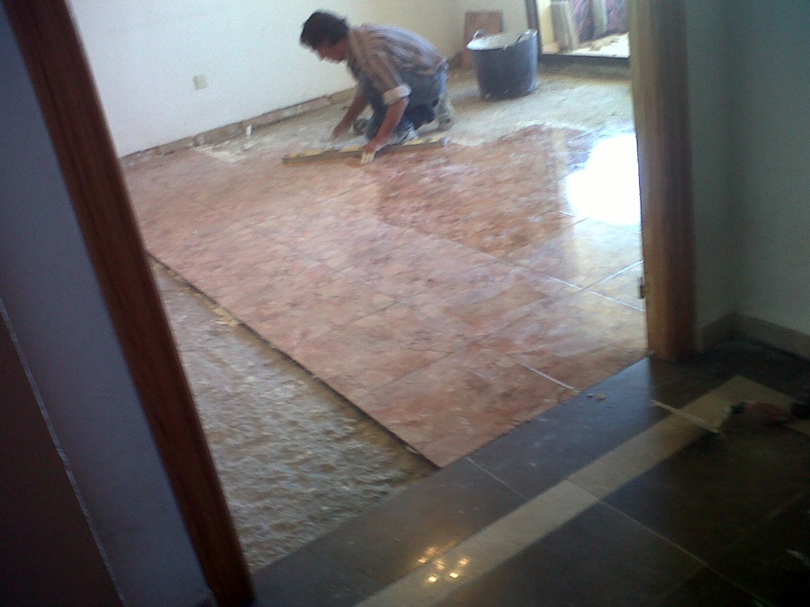 el albañil empisando el suel