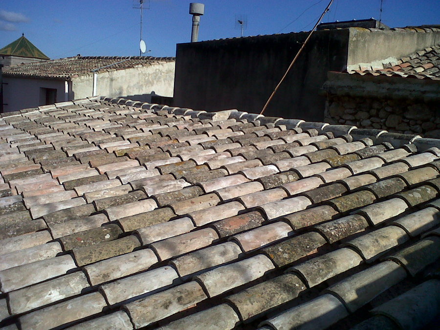 Tejado con tejas recuperadas
