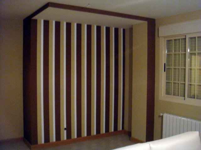 Elaboración de rallas en pared de salón
